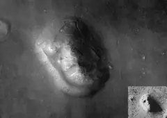 Хълмът в района Cydonia на Марс, известен като „Лицето на Марс“, на снимка от камерата HiRISE от 2007 г.; в ъгъла е вмъкната първоначалната снимка от 1976 г.