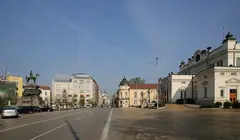 Паметникът на Цар Освободител, Народното събрание и жълтите павета на площад „Народно събрание“ в София